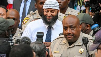 Bild: Jerry Jackson/The Baltimore Sun/AP/dpa
War 1999 als Teenager nach der Ermordung seiner Ex-Freundin festgenommen und zu lebenslanger Haft verurteilt worden: Adnan Syed (M.).
