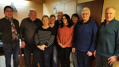 Bild: hzi
Bürgermeister Jürgen Kürzinger (rechts) sowie Pater Samuel Patton (von links) gratulieren dem neuen Vorstandsteam mit Reinhold Ziegler, Irmgard Schaller, Manuela Kaufmann, Reinhold Schmidt, Rosi Stopfer und Manfred Schaller.
