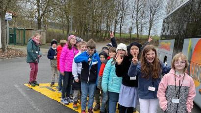 Bild: Sandra Weber
Bei der Verkehrserziehung machten Vertreter des ADAC die Viertklässler der Grundschule Auerbach mit den Risiken vertraut, die im sogenannten "toten Winkel" lauern.