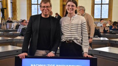 Bild: Stephan Huber
Professor Kai-Ingo Voigt und Lauren Mackintosh gestalteten den letzten Vortrag der Erlanger Universitätstage zum Thema Nachhaltigkeit. .