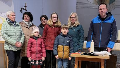 Bild: ld
Vertreter des Pfarrgemeinderates gestalteten mit Kindern einen eindrucksvollen Familienkreuzweg, bei dem das Geschehen vom Karfreitag auch für Kinder nachvollziehbar wurde.