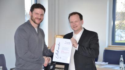Bild: ak
Bürgermeister Christian Porsch übergab eine Dankurkunde an den scheidenden Gemeinderat Jan-Michael Fischer (von rechts).