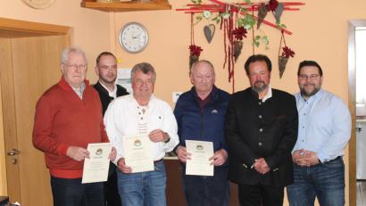 Bild: bkr
Richard Georg Reichel, Manfred Hautmann und Manfred Stadler (vorne von links) erhielten von den Schützenmeistern Bastian Veigl (Zweiter von links) und Reinhard Weiser (Zweiter von rechts) sowie Bürgermeister Thomas Kaufmann (rechts) Urkunden als Anerkennung für ihre Treue.