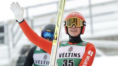 Archivbild: Antti Hämäläinen/Lehtikuva/dpa
Eric Frenzel gestikuliert nach dem letzten Skisprungwettbewerb seiner Karriere.