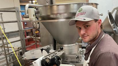 Bild: Joel Meier/exb
Hier produziert Vinzenz Paulus bei seinem Arbeitgeber im kanadischen Canmore gerade Peperoni Sticks für die Kundschaft. Der Job ist auf ein Jahr befristet und ermöglicht es ihm, sein Englisch zu verbessern.