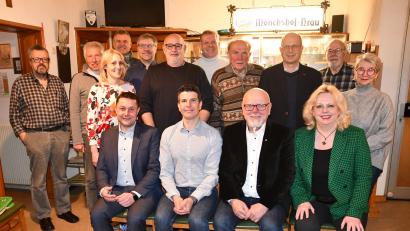 Bild: Nachtigall/exb
Vorsitzender Nikola Vranjes (sitzend, Zweiter von links) führt die CSU Hammerweg.