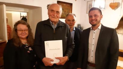 Bild: OGV Schirmitz/exb
Der OGV Schirmitz ehrt Hans Koller (mit Urkunde) für 70 Jahre Mitgliedschaft. Es gratulieren Bezirksvorsitzende Rosa Prell (links) sowie der scheidende OGV-Vorsitzende Herbert Wolf (Zweiter von rechts) und Bürgermeister Ernst Lenk (rechts).