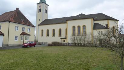 Bild: bk
Der Platz neben Kirche und Pfarrhof hätte für ein neues Pfarrheim schon gepasst. Aber die ausufernden Baukosten von über 1,5 Millionen Euro standen der Verwirklichung letztlich im Weg . Eine andere Lösung auf dem ALIA-Gelände fand jetzt Zustimmung.