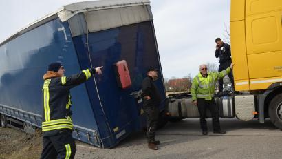 Bild: dob
Während der Fahrt löste sich plötzlich der Sattelzuganhänger aus dem Kupplungsbolzen. Der rumänische Fahrer hatte viel Glück im Unglück. Wenige Minuten zuvor verließ er die Autobahn A 6.