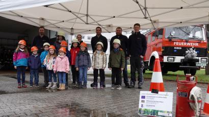 Bild: Feuerwehr Meerbodenreuth/exb
Erstmal stellten sich die Kinder mit den Verantwortlichen in den neuen Pavillon.