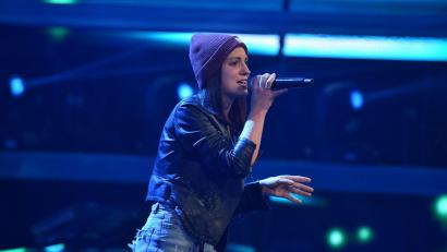 Bild: SAT.1/ProSieben/André Kowalski
Tina Trummer singt in der Blind Audition „Hands Clean“ von Alanis Morisette.