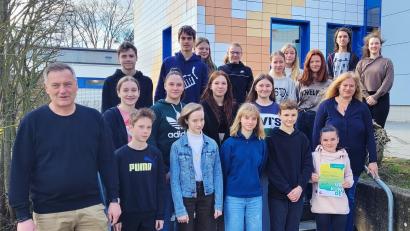 Bild: A. Fröhlich/exb
Die Klasse 8a des Gymnasiums hat einen Geldpreis gewonnen. Schulleiter Christian Schwab (links) gratulierte gemeinsam mit der betreuenden Lehrkraft Nadine Kilgert-Bartonek (rechts) zu diesem Erfolg.