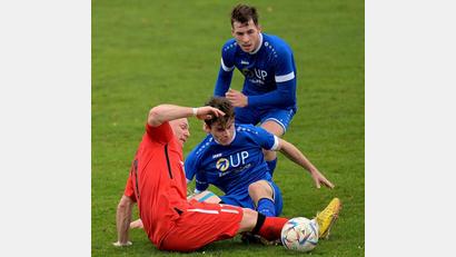 Bild: Werner Franken
Nur selten agierten die Weidener Spieler in Neumarkt so kampfstark wie in dieser Szene Martin Ruda (am Boden) und Kevin Grünauer (dahinter). Gegen den Würzburger FV will Trainer Michael Riester eine engagiertere Leistung sehen.