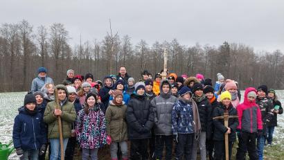 Bild: ak
Die vierten Klassen der Grundschule Speichersdorf pflanzten bei einer Streuobstaktion, unterstützt vom Fichtelgebirgsverein und der Gemeinde, zwei Bäume an der Tauritzmühle.