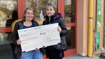 Bild: vv/exb
Rotary-Präsidentin Susanne Friedrich-Kraus (links) überreicht Schulleiterin Andrea Froehler den Spendenscheck.