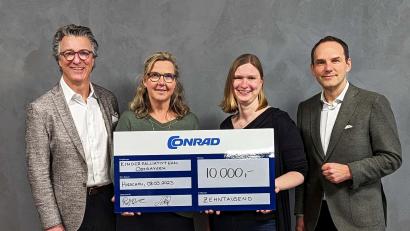 Bild:  Conrad/Birkner/exb
Jürgen Groth (links) und Ralf Bühler (rechts) von Conrad Electronic SE überreichen 10.000 Euro an das Kinderpalliativteam Ostbayern rund um Sonja Gromer und Christine Heimburger.