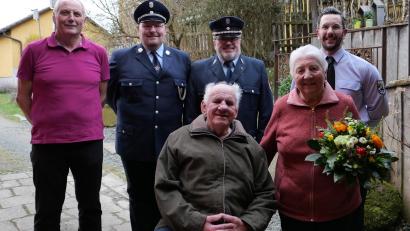 Bild: Martin Thoma/exb
Von links: Erich Beer vom Kriegerverein, Feuerwehrkommandant Bastian Reiser, Feuerwehrvorsitzer Rudi Kreuzer und David Hoffmann von der Krieger- und Soldatenkameradschaft Ilsenbach gratulierte Ludwig Thoma, im Bild mit Ehefrau Anni.