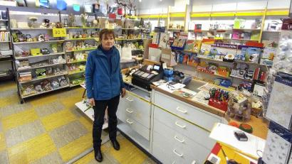 Bild: Gerd Pöhlmann/fph
Martina Küster in ihrem Geschäft in der Marktredwitzer Leopoldstraße. Bis Ende Juni will sie das Sortiment verkauft haben.