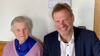 Bild: gef
Bürgermeister Alwin Märkl gratuliert Anna Winkler zum 90. Geburtstag.