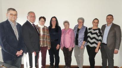 Bild: rn
Bürgermeister Marcus Gradl, Kreisvorsitzende Carola Brust (rechts) und Stadtverbandsvorsitzender Dieter Kies (links) gratulierten und dankten (von links) Klaus Lehl, Gerda Rupprecht, Petra Märkl, Elisabeth Scheml und Marga Scherm für die Übernahme von Vorstandsaufgaben.