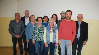 Bild: Berthold Ried/exb
Einen neuen Vorstand wählt die Siedlergemeinschaft Freudenberg (von links): Erster Vorsitzender Berthold Ries, Zweiter Vorsitzender Karl Schurz, Ingrid Riß, Frauenbeauftragte Anne Jakubowicz, Kassenverwalterin Lia Hierl, Gitte Freundorfer, Schriftführerin Andrea McAllister, Manuel Ries, Dieter Bodensteiner und Zweiter Bürgermeister Franz Weiß.