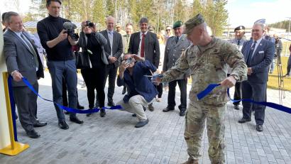 Bild: mor
TASE-Direktor John Doyle (links) assistiert Brigadegeneral Joseph Hilbert bei der offiziellen Eröffnung des Trainingsunterstützungszentrums.