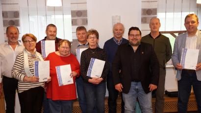Bild: bkr
Aus gesundheitlichen Gründen mussten viele Jubilare der Jahreshauptversammlung fernbleiben. Gekommen waren (von links) Vorsitzender Siegfried Kotlar, Irene Zeitler, Ralf Menzl, Rosina Moller, Martin Weber, Claudia Weber, Josef Busch, Bürgermeister Thomas Kaufmann, Kreisgeschäftsführer Thomas Döhler und Johann Kreuzer.