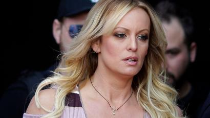 Bild: Markus Schreiber/AP
Stormy Daniels bei einer Veranstaltung in Berlin. Wer ist die Pornodarstellerin im Zentrum der Anklage gegen Donald Trump?