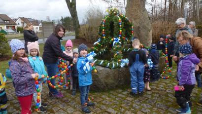 Bild: bk
Nach dreijähriger Pause konnte die traditionelle Osterbaum-Aufstellungsfeier wieder stattfinden.