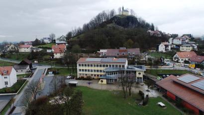 Bild: bey
Die kleine auf dem Dach der Parkstein Schule als etwas heller zu erkennende Photovoltaikanlage wurde von der SolarPARKstein e.V. betrieben. Jetzt hat sich der Verein aufgelöst.