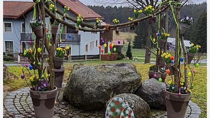 Bild: Andrea Träger/exb
Der diesjährige Osterbrunnen im Dorf Altglashütte.