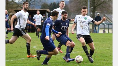 Bild: Dieter Jäschke
Der Reuther Kapitän Fabian Mark (rechts) spielt sich durch die Kulmainer Defensive: Für den SV Kulmain reichte es zuletzt nur zu einem hart erkämpften 1:1 beim TSV Reuth. Im Duell beim FC Tremmersdorf will die Zekic-Truppe verlorenen Boden wieder gutmachen.
