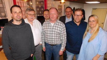 Bild: whü
Marc Heuß, Manfred Porsch, Stefan Koch, Holger Hoffmann und Katja Kauper (vorne von links) erhielten einstimmig das Vertrauen. Es gratulierten die Bürgermeister Christian Porsch und Rudi Heier (hinten von links).