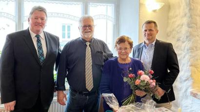 Bild: njn
Maria Pöllath (Zweite von rechts) feierte ihren 90. Geburtstag. Mit auf dem Bild (von links) Zweiter Bürgermeister Bernhard Schmidt sowie die Söhne der Jubilarin, Josef und Albert Pöllath.