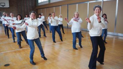 Bild: bl
So macht Gedächtnistraining Spaß: Beim Line Dance im Jugendheim mit Gerti Schön (vorne rechts) wird viel gelacht.
