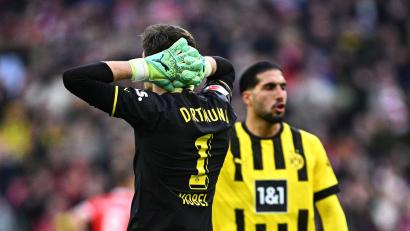 Bild: Tom Weller
Dortmunds Torwart Gregor Kobel (links) ist nach seinem Patzer, der zum 1:0 der Bayern führte, völlig fassungslos.