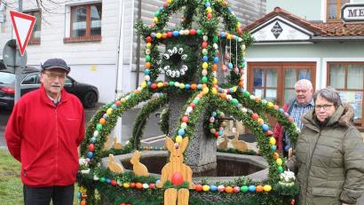 Bild: soj
Vorsitzender Hans-Jürgen Enders (von links), sein Stellvertreter Hubert Schindler und Judith Enders legten noch letzte Hand beim Aufstellen des Osterbrunnes am Marktplatz an.