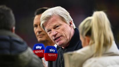 Bild: Tom Weller/dpa
Bayern-Boss Oliver Kahn (Mitte) knöpft sich Lothar Matthäus vor.