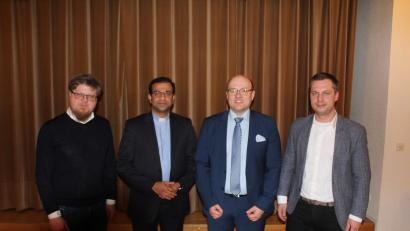 Bild: soj
Pfarrgemeinderatssprecher Sebastian Wolf (von links) und Pfarrer Anish George sprachen in der Pfarrversammlung aktuelle Probleme der katholischen Kirche an. Mit im Bild sind Kirchenpfleger Stefan Kausler und Bürgermeister Wolfgang Söllner.