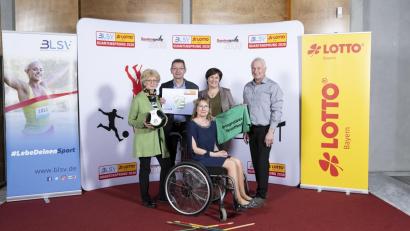 Bild: Hellerbrand/exb
Der SC Weiding bei der „Quantensprung-Gala“ mit Helga Fiedler, Fritz Bock, Helga Hellerbrand, Vorstand Josef Hellerbrand (stehend von links) und der Bezirksvorsitzenden Oberpfalz Bianca Härtl (Mitte).