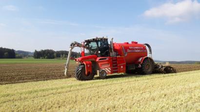 Bild: Elsner/exb
Der Gülletrac „Vervaet Hydro Trike“ der Güllegemeinschaft Oberviechtacher Land, ist mit seinen über 500 PS ein sanftes „Hightech-Monster“. Das Fahrzeug hat drei Räder, von denen jedes einen Meter breit ist.