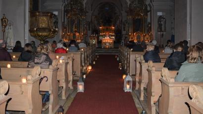 Bild: jr
Kerzen leuchteten am Freitagabend in der Pfarrkirche Leonberg, in der Taizé-Lieder erklangen.