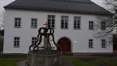 Bild: fla
Die energetische Optimierung des Lobkowitz-Schlosses ist abgeschlossen. Der Vorplatz zum Schloss wird in den nächsten Tagen vom Bauhof hergerichtet, damit am 16. April die feierliche Einweihung stattfinden kann.