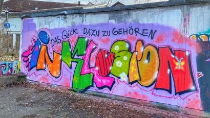 Bild: bbz Erbendorf/exb
Die Schüler der Berufsfachschule für Heilerziehungspflege haben sich in einer Projektwoche mit dem Thema Inklusion beschäftigt. Am Ende entstand mit einem Berliner Künstler im Skatepark in Erbendorf diese Graffitiwand.