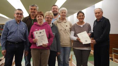 Bild: eku
Bei der Jahreshauptversammlung des SKC Germania Weiden wurden vom Vorstand einige Mitglieder für ihre Treue geehrt: (von links) Albert Riedl (15 Jahre Mitglied), Wolfgang Dietl, Heidi Riedl, Gisela Hegebart Markus Pabst, Uschi Pabst Kassier, Waltraud Dietl (10 Jahre) und Erich Kummer.