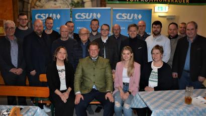 Bild: jr
Neuwahlen standen beim CSU-Ortsverband Mitterteich an. Im Bild die Vorstandsriege um Vorsitzenden Stefan Grillmeier (sitzend, Mitte). Es gratulierte unter anderem Kreisvorsitzender Tobias Reiß (stehend, Sechster von rechts).