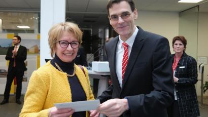 Bild: Hirsch
Sparkassendirektor Bernd Rees überreicht der Vorsitzenden des "Forums Nabburg", Marie-Luise Pfeifer, den Spendenscheck.