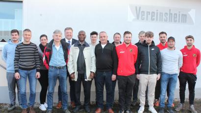 Bild: aun
Die DJK-Sportverein Utzenhofen wählt einen neuen Vorstand und ehrt langjährige Mitgliedern, denen Bürgermeister Stefan Braun (Fünfter von links) und Ortspfarrer Charles Nwamiro (Sechster von links) gratulieren.