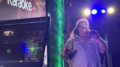 Bild: knz
Gerd aus Bregenz singt beim Karaoke "Je t'aime heißt ich liebe dich" von den Flippers.