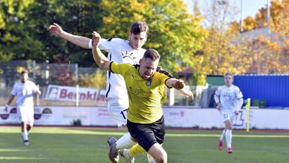 Archivbild: Hubert Ziegler
Philipp Götz (vorne) sorgte in der 4. Minute für den 1:1-Ausgleich für den FC Amberg.